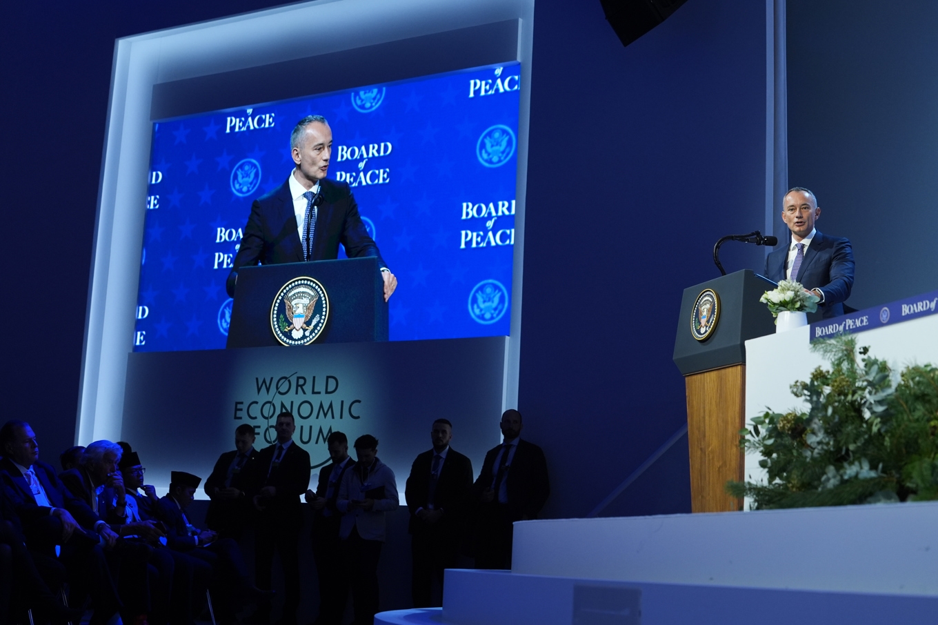 Ledaren för Trumps fredsråd Nickolaj Mladenov talar på Världsekonomiskt forum i Davos efter signeringen av en fredsstadga. Foto: Evan Vucci/AP/TT