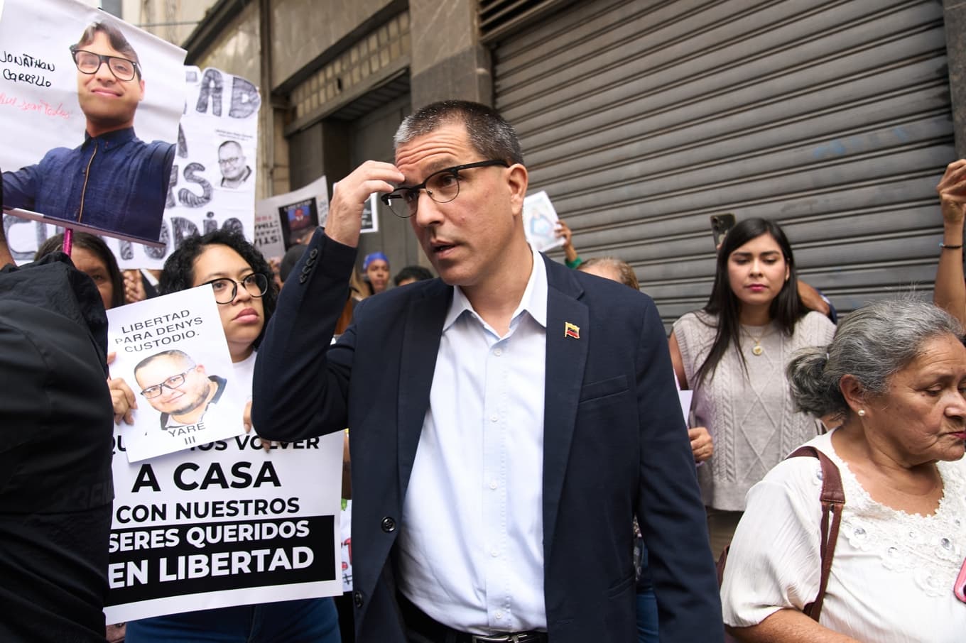 Parlamentsledamoten Jorge Arreaza, som leder amnestikommissionen i Venezuela, utanför nationalförsamlingen i Caracas. Arkivbild. Foto: Ariana Cubillos /AP/TT