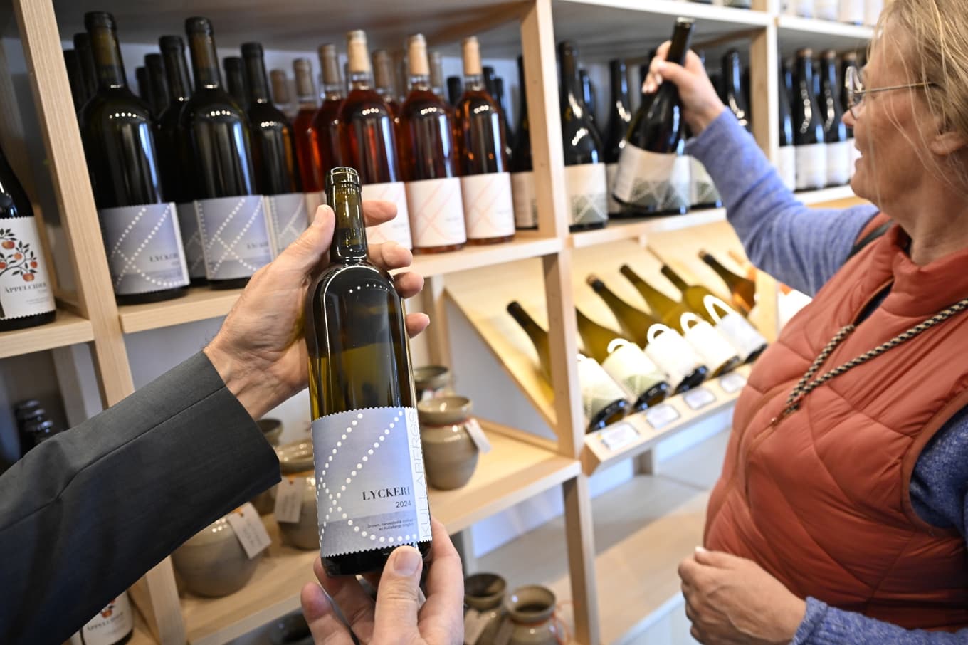 Den 1 juni förra året kunde de producenter som genomgått och klarat Folkhälsomyndighetens prov inleda gårdsförsäljning av alkoholhaltiga drycker. Arkivbild. Foto: Johan Nilsson/TT