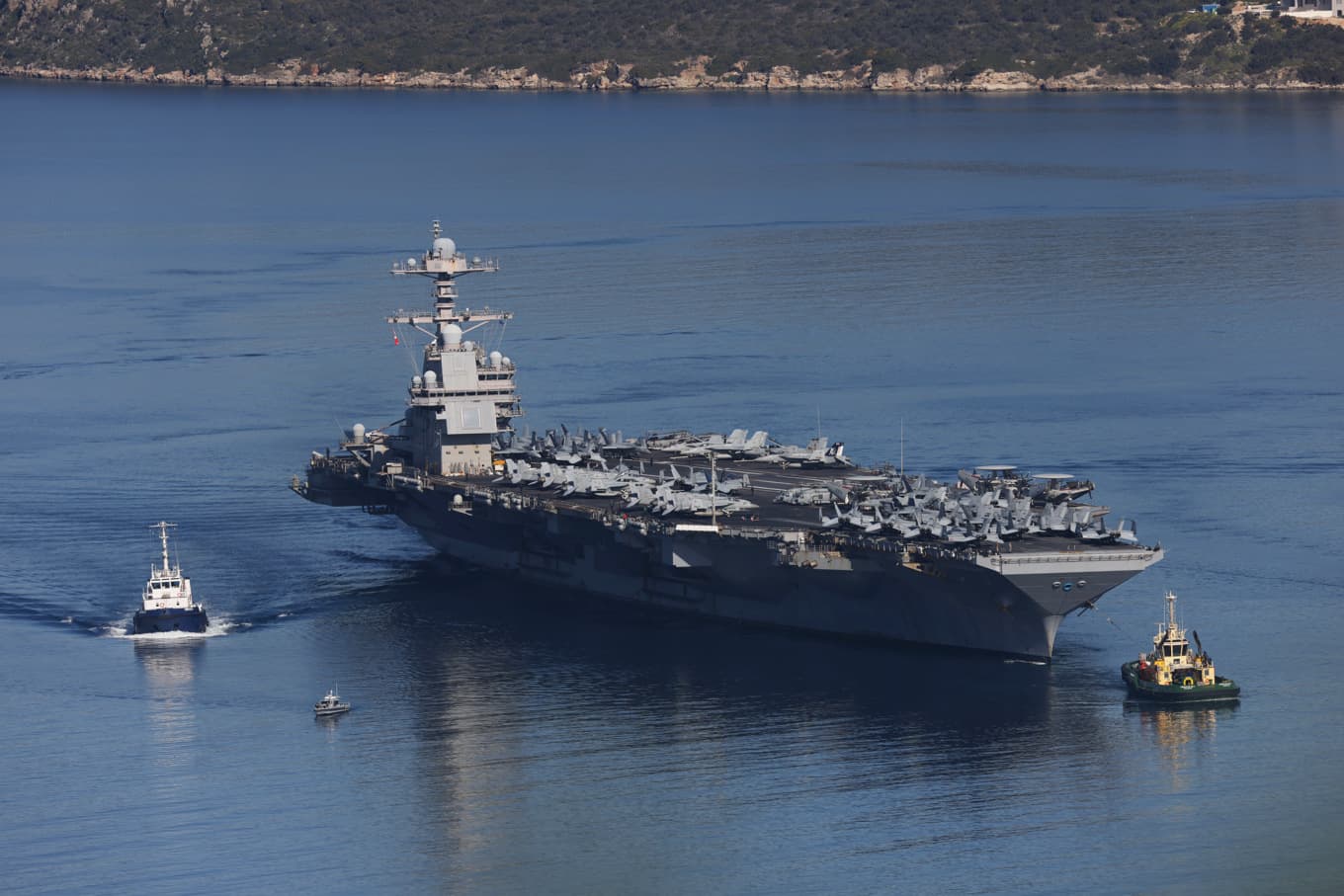 Det amerikanska hangarfartyget USS Gerald Ford på väg från en militärbas på grekiska ön Kreta. Bilden är tagen 26 februari. Foto: Giannis Angelakis/AP/TT