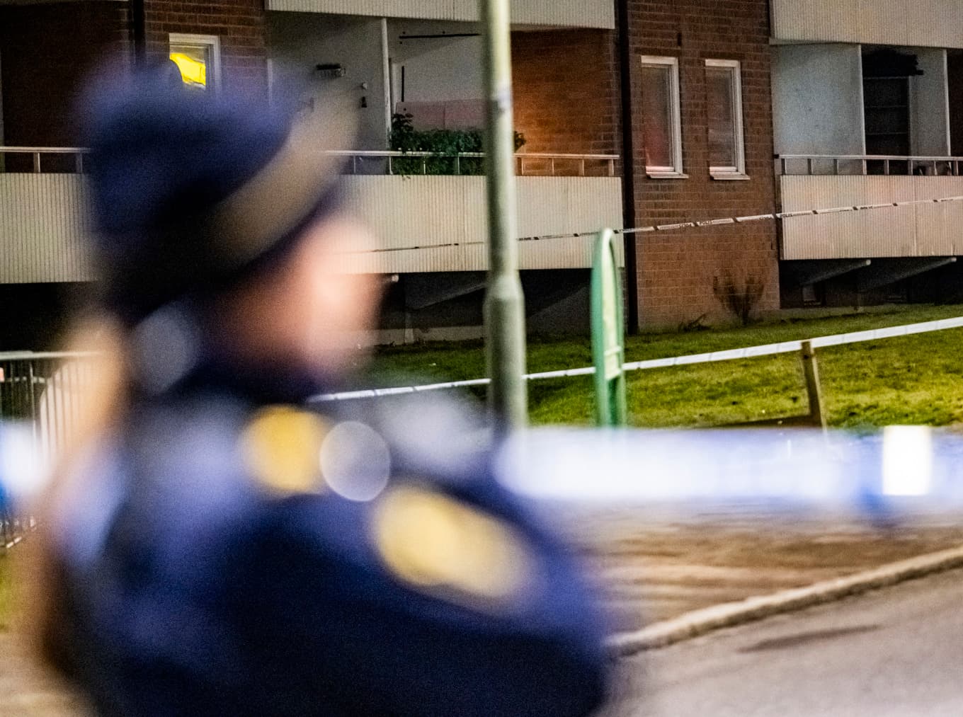 En fasad har spår efter en explosion. Foto: Johan Nilsson/TT