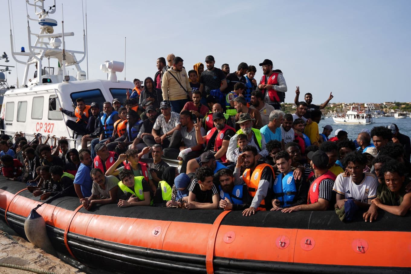 Migranter anländer till den italienska ön Lampedusa. Asylförfarandet inom EU ska göras ”snabbare och mer enhetligt”. Foto: Zakaria Abdelkafi/AFP via Getty Images