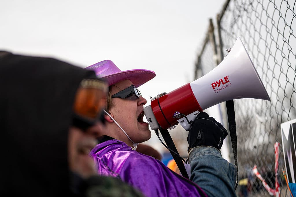 Aktivister i Minneapolis på plats utanför en ICE-anläggning. Foto: Stephen Maturen/Getty Images