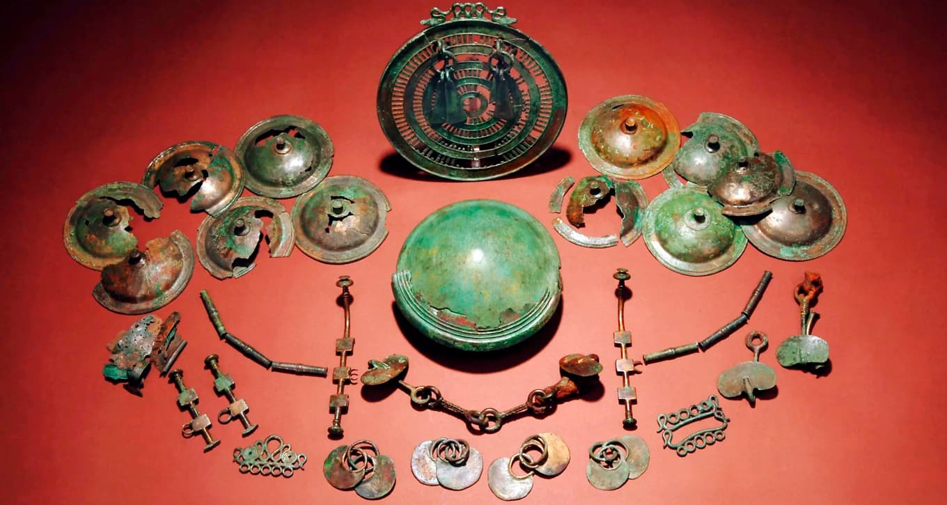 Hästen kom till Norden från Mellaneuropa runt 2 500 före Kristus. Detta fynd av en hästutrustning är gjort på Gotland, vid Eskelhems prästgård, och är troligen ett offer till en gudom. Foto: Christer Åhlin/Historiska Museet