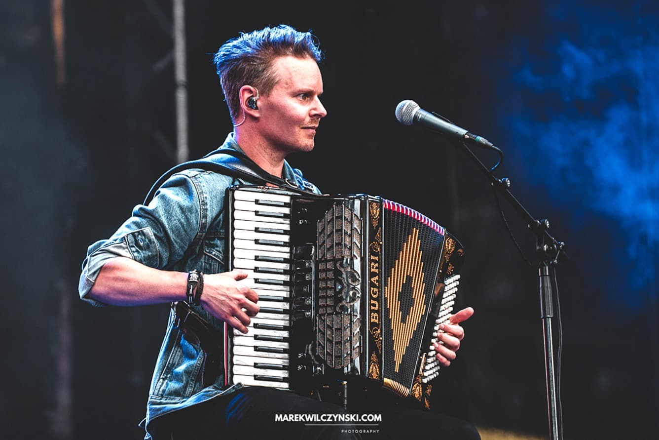 LarsEmil Öjeberget vid en konsert i Tjeckien. Han beskriver dragspelsmusiken som bred, med allt från glänsande vackra toner till tangons eldiga. Foto: Marek Wilczynski