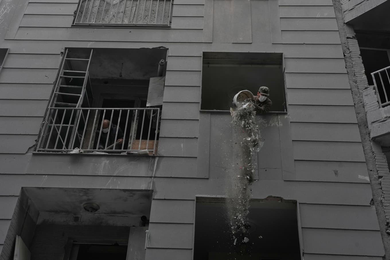 En man städar upp efter en amerikansk-israelisk attack mot iranska Teheran, på bild från i söndags. Foto: Vahid Salemi/AP/TT