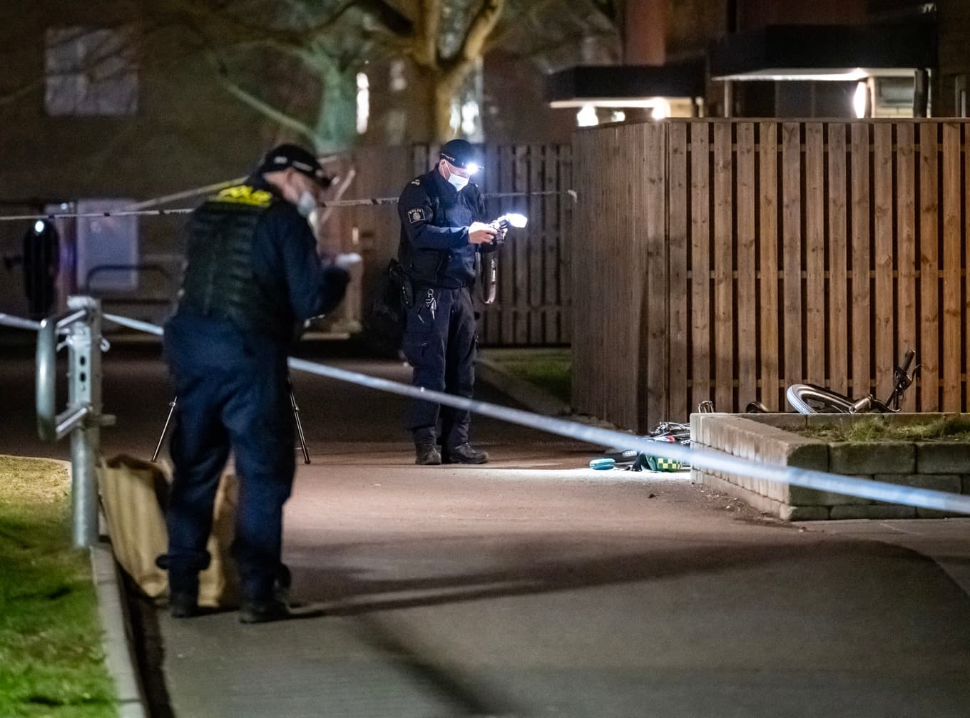 Polisens kriminaltekniker undersöker en cykel i Rosengård i Malmö efter dödsskjutningen. Foto: Johan Nilsson/TT