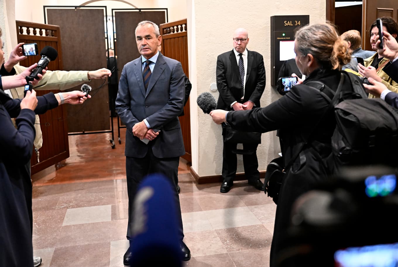 Ian Lundin uttalar sig inför journalister i Stockholms tingsrätt när rättegången i Lundinmålet inleddes i september 2023. Både Lundin och Alex Schneiter deltar i torsdagens förhandling via länk och är inte på plats i rätten. Foto: Jonas Ekströmer/TT