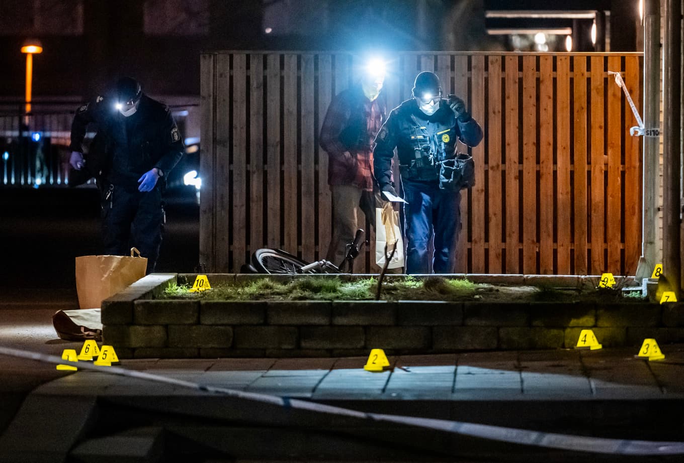 Polisens kriminaltekniker och hundförare på plats efter onsdagskvällens skottlossning. Foto: Johan Nilsson/TT