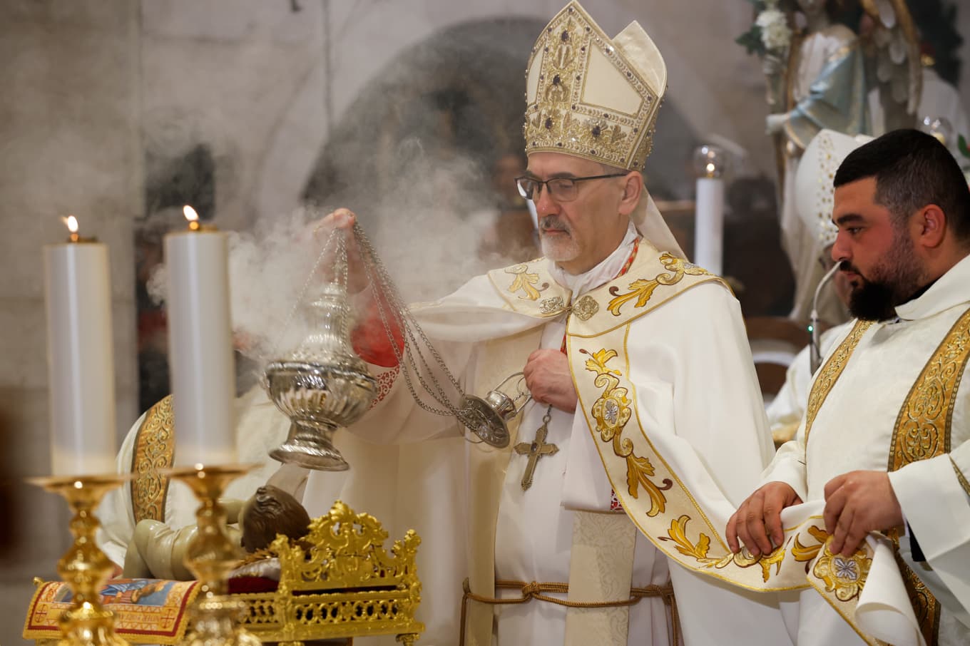 Jerusalems latinska patriark Pierbattista Pizzaballa leder en julmässa i Betlehem. Arkivbild. Foto: Mussa Qawasma/AP/TT