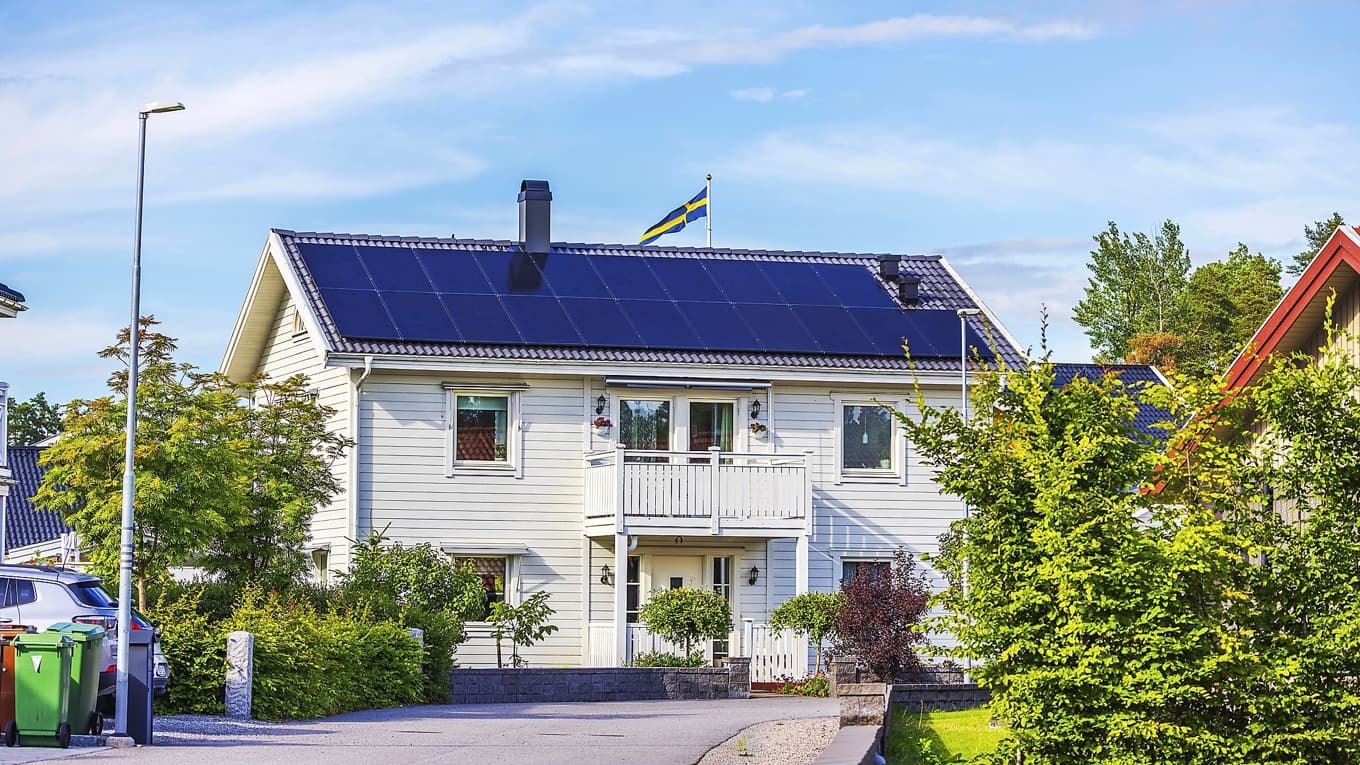 Solcellsboomen borde leda till eftertanke. Inte om hur stöden ska återinföras eller förstärkas, utan om vad staten faktiskt ska ägna sig åt, skriver Mats Nilsson. Foto: Mulevich/Shuttertock