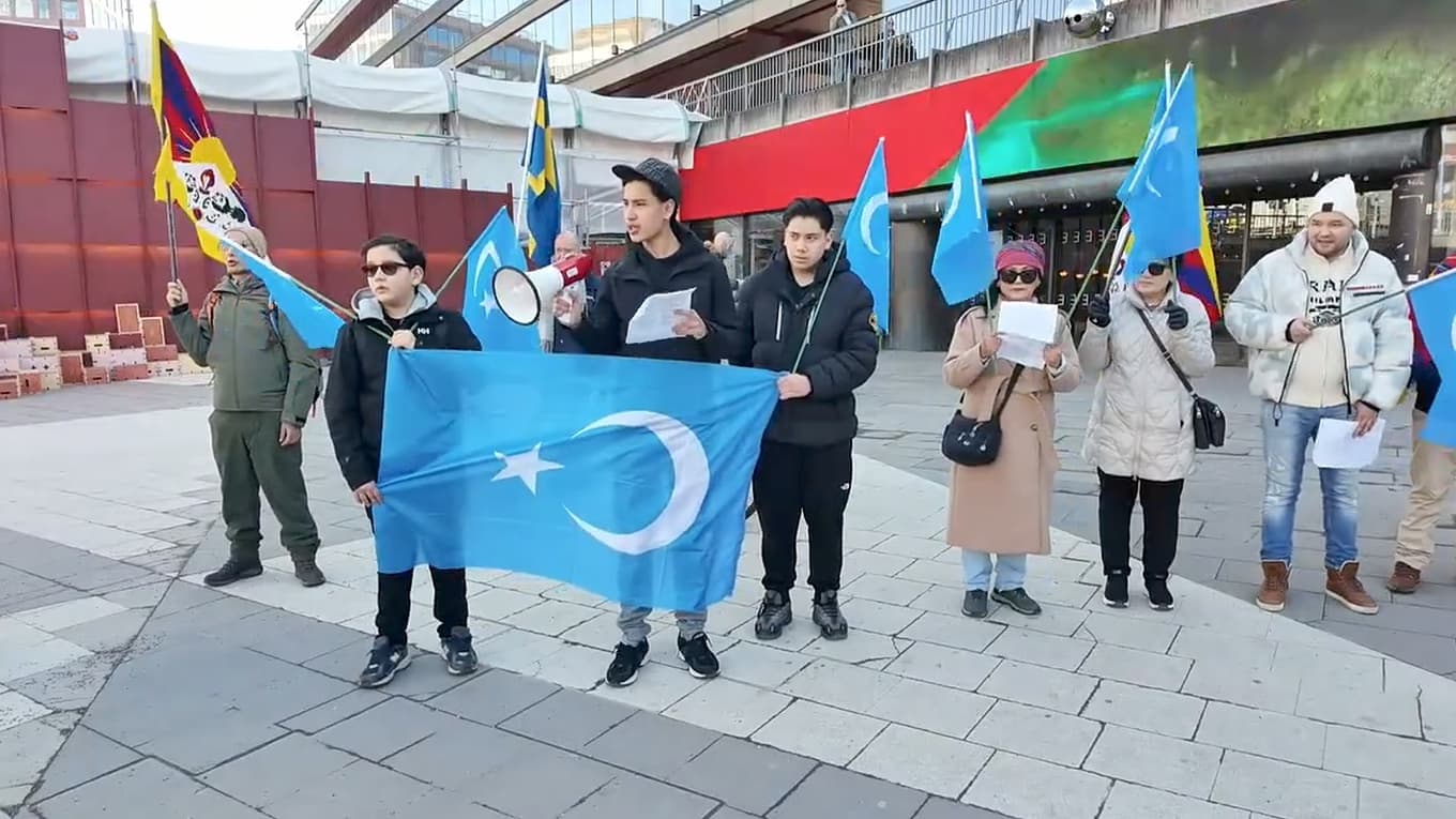 Arman Samsak, sekreterare för Svenska Uyghur Kommittén, deltog i manifestationen i Stockholm på Tibets nationaldag och berättade att flera av hans familjemedlemmar sitter i kinesiska interneringsläger i Xinjiang. Foto: Roger Sahlström