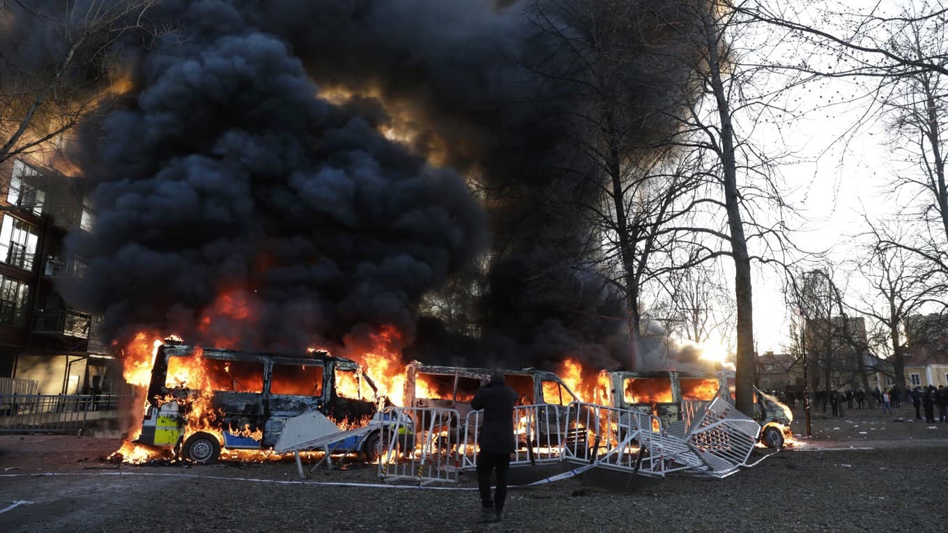 Upploppsmakare satte eld på tre polisbussar i Sveaparken i Örebro den 15 april 2022. Foto: Kicki Nilsson/TT