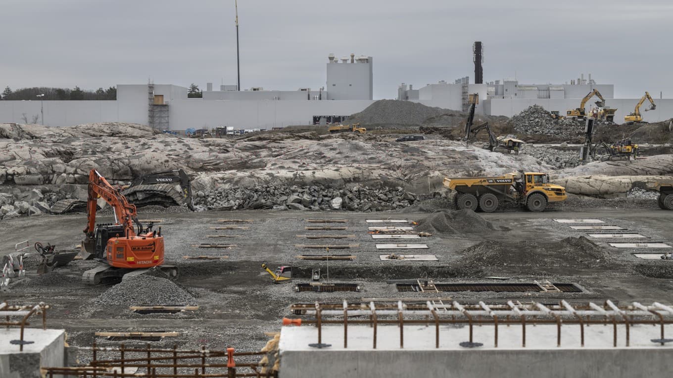 Enligt Volvo kommer man att börja bygga sin planerade batterifabrik i Mariestad vid årsskiftet. Foto: Björn Larsson Rosvall/TT