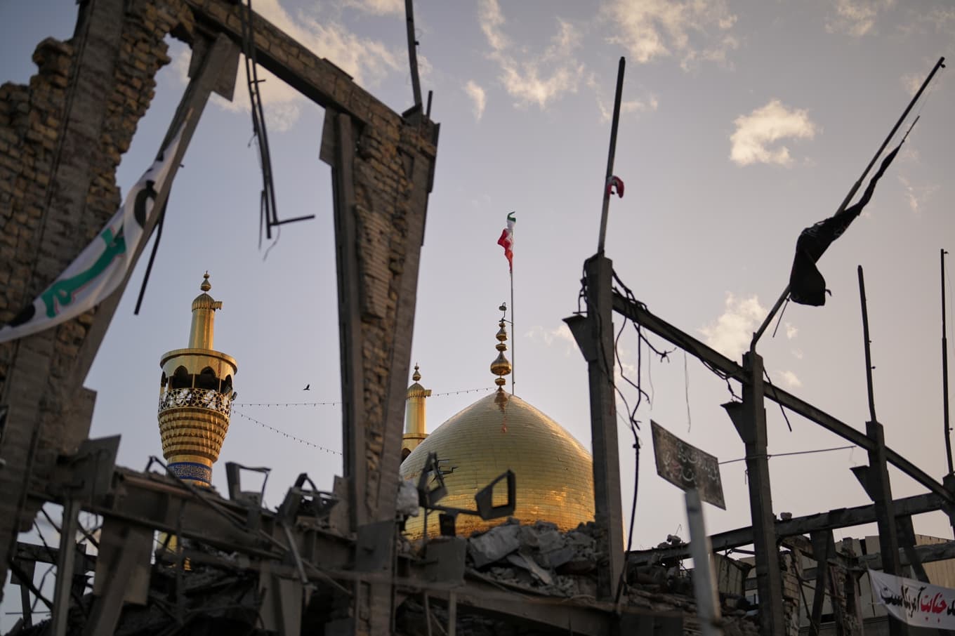 USA:s och Israels attacker mot Iran fortsätter. På bilden en förstörd byggnad vid den stora moskén i staden Zanjan i norra Iran. Foto: Francisco Seco /AP/TT