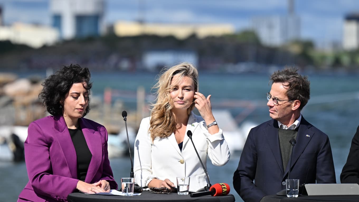 Liberalernas partiledare Simona Mohamsson, Kristdemokraternas partiledare Ebba Busch och Moderaternas partiledare, statsminister Ulf Kristersson, under en pressträff i Bua hamn med Ringhals kärnkraftverk i bakgrunden. Arkivbild. Foto: Hanna Brunlöf/TT