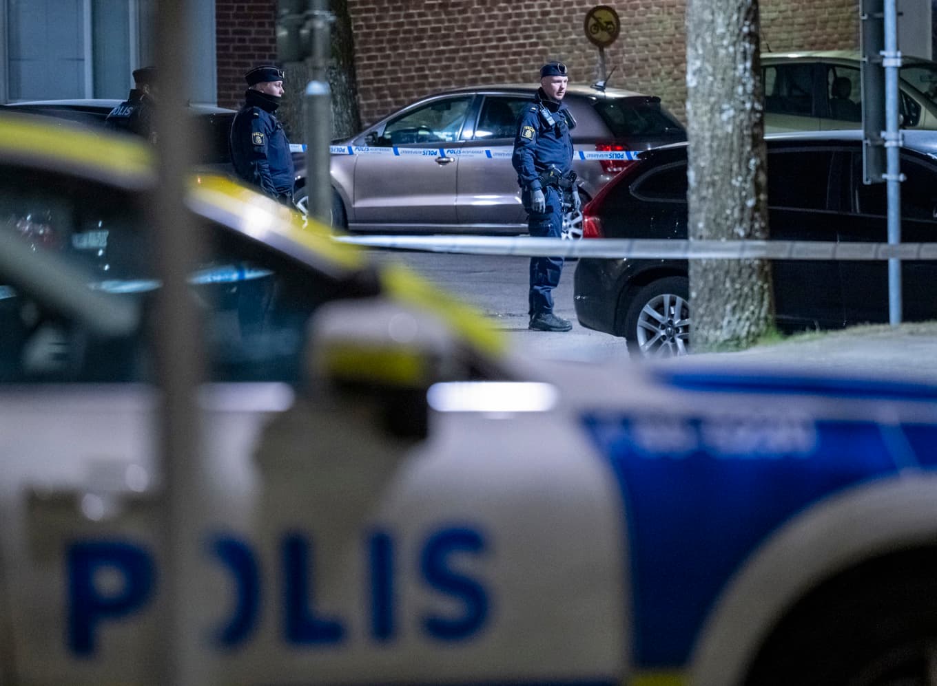 Polis och avspärrningar i Helsingborg efter larm om en skottlossning natten till måndag. Foto: Johan Nilsson/TT