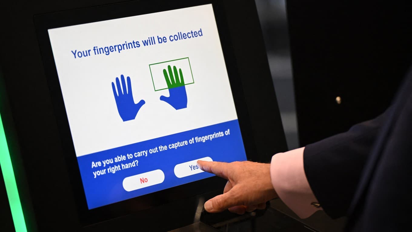 En person använder EU:s digitala in- och utresesystem (EES). Foto: Justin Tallis/AFP via Getty Images