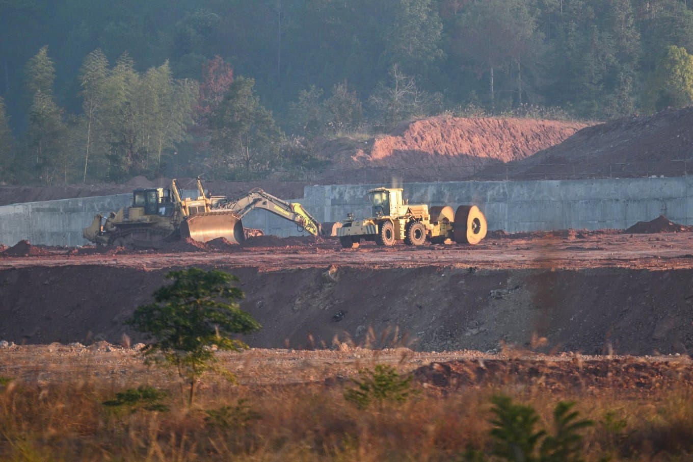 Bristande arbetsmiljö gör att Kina kan sälja sällsynta jordartsmetaller mycket billigare än andra länder. Här byggs en anläggning för sällsynta jordartsmetaller i Anyuaun i kinesiska Ganzhou-provinsen i november 2025. Foto: Hector Retamal/AFP via Getty Images