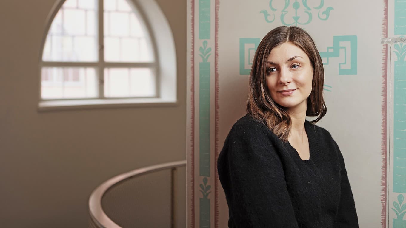 Iida Turpeinen är född 1987. Hennes roman ”De levande” nominerades till Finlandiapriset och belönades 2023 med Helsingin Sanomats litteraturpris. Foto: Susanna Kekkonen