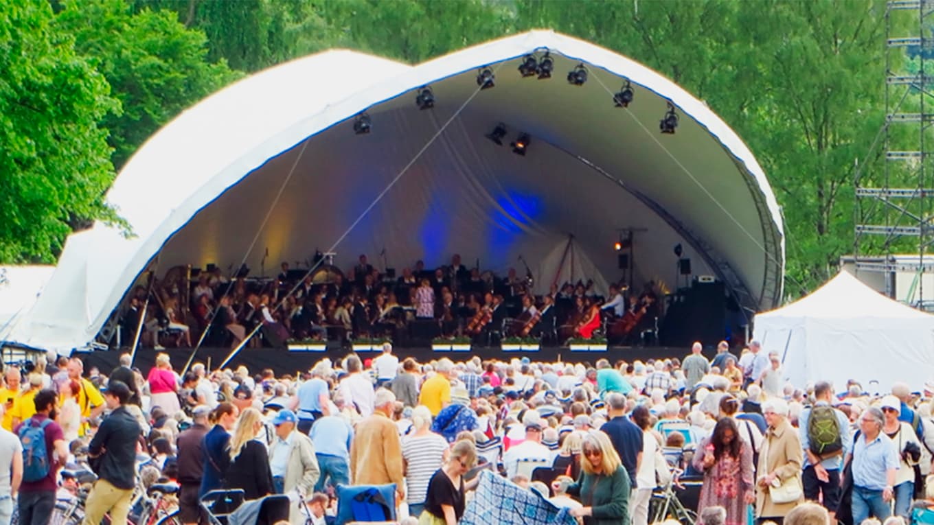 Nationaldagsfirandet i Slottsskogen är en av Göteborgs största återkommande traditioner. I år medverkar elever från Kulturskolan tillsammans med Göteborgs Symfoniker. Foto: Göteborgs Stad