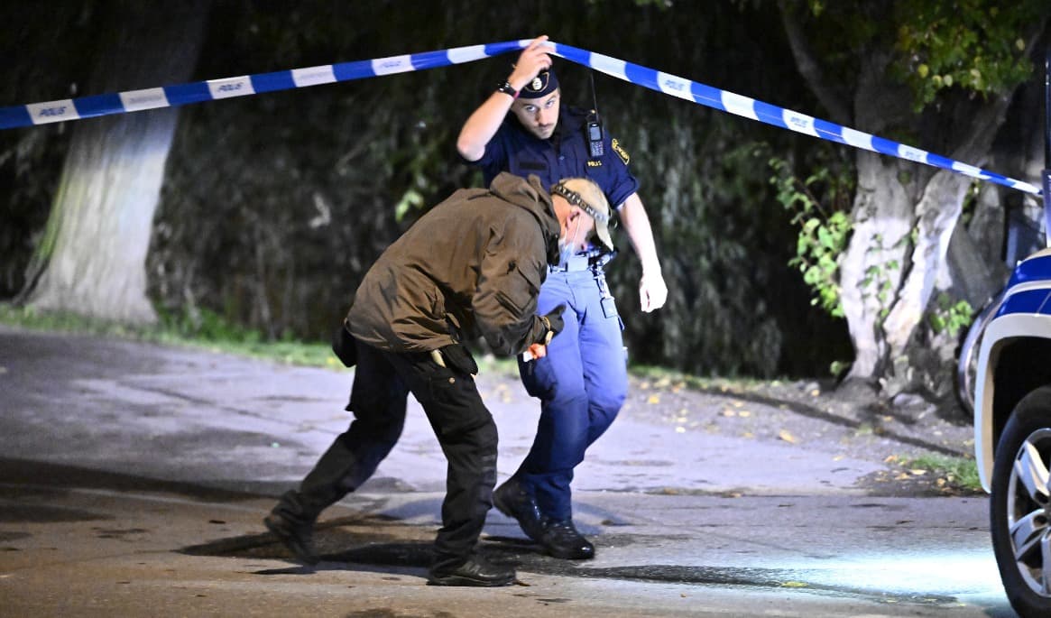 En polisinsats vid Israels ambassad i Stockholm efter ett misstänkt iranskt angrepp. Foto: Anders Wiklund/TT