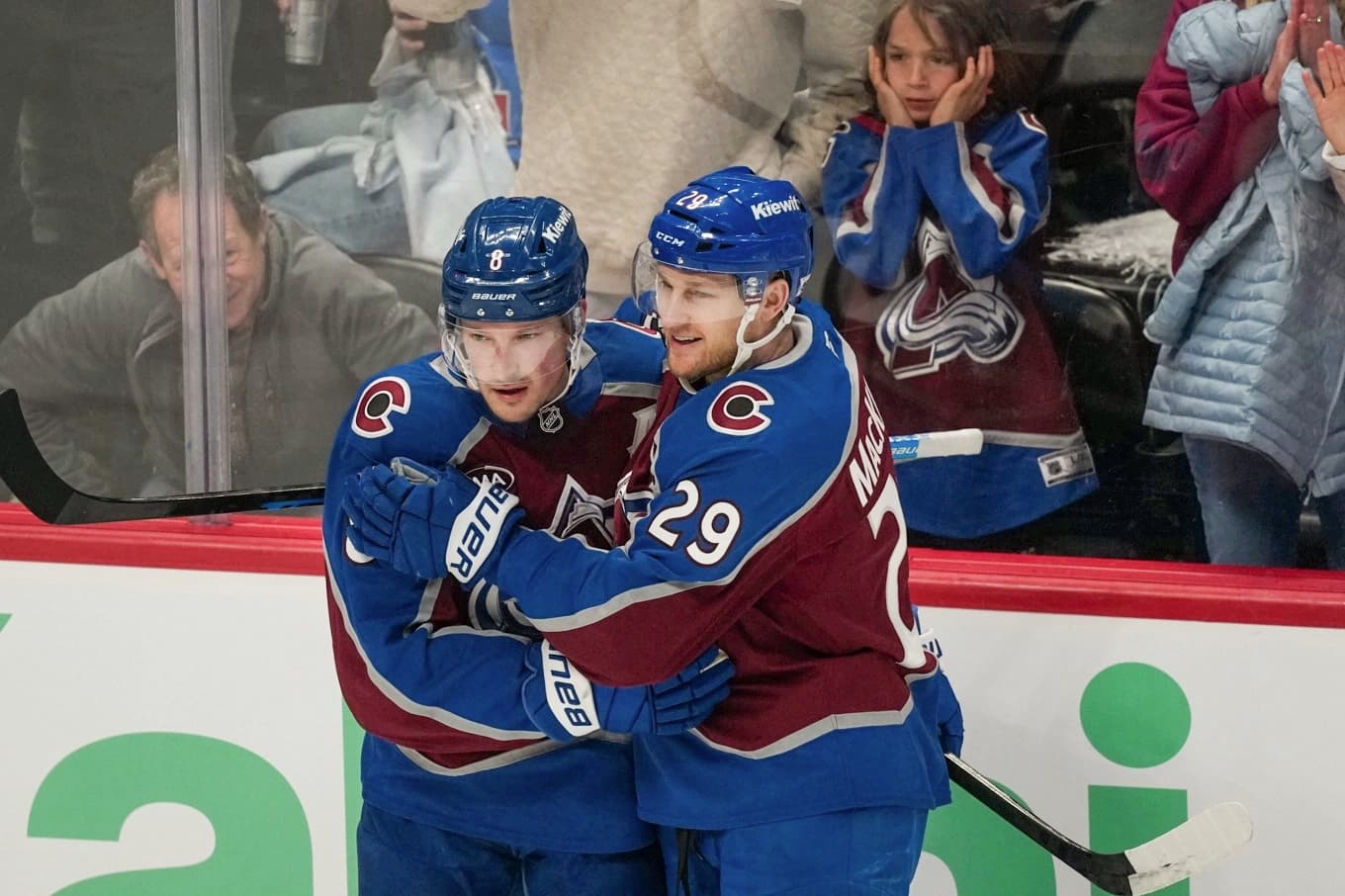 Colorado jublar efter ett av nio mål. Foto: David Zalubowski/AP/TT