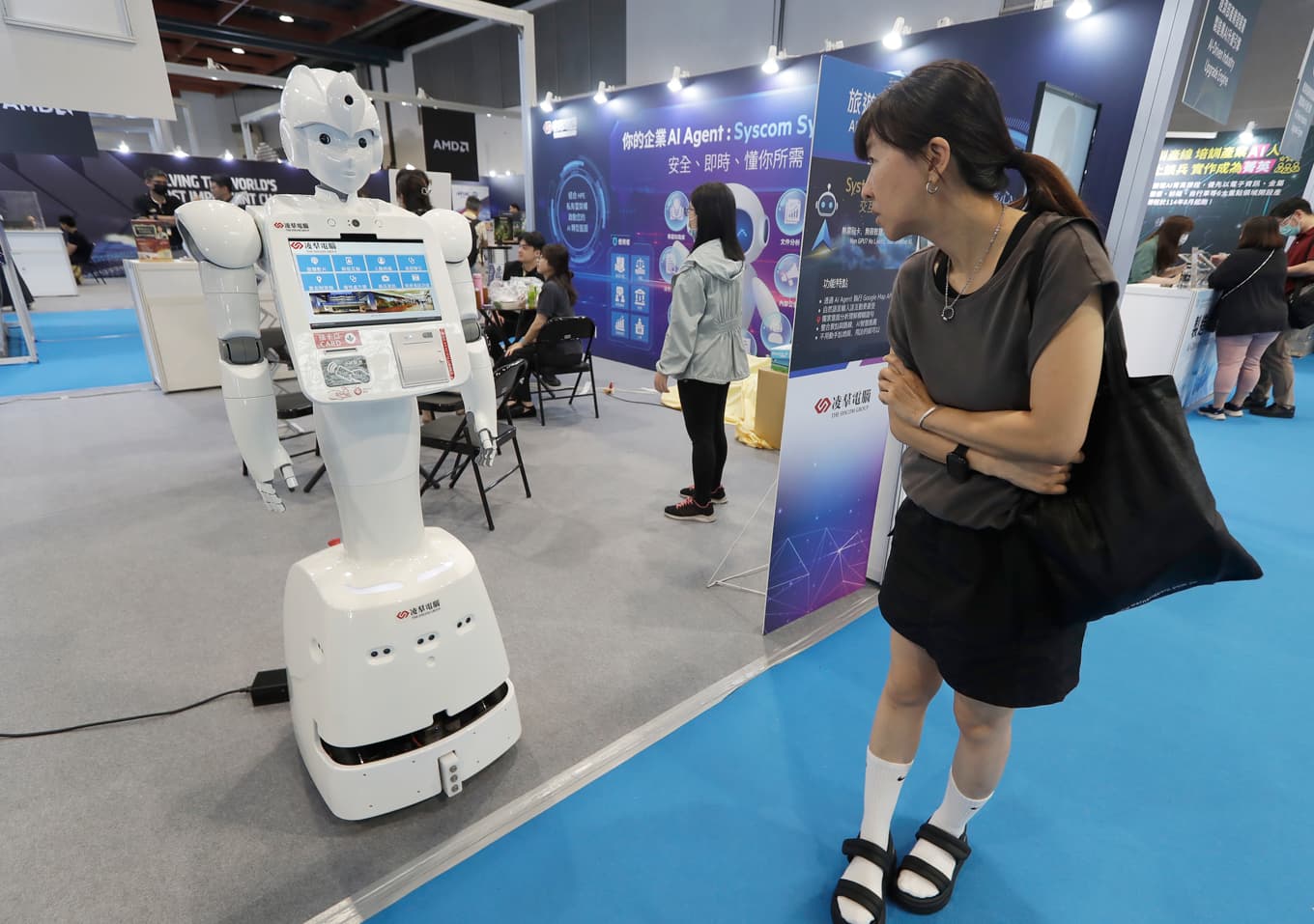 En robot som använder AI-teknik arbetar som guide på en utställning i Taipei. Foto: ChiangYing-ying/AP/TT