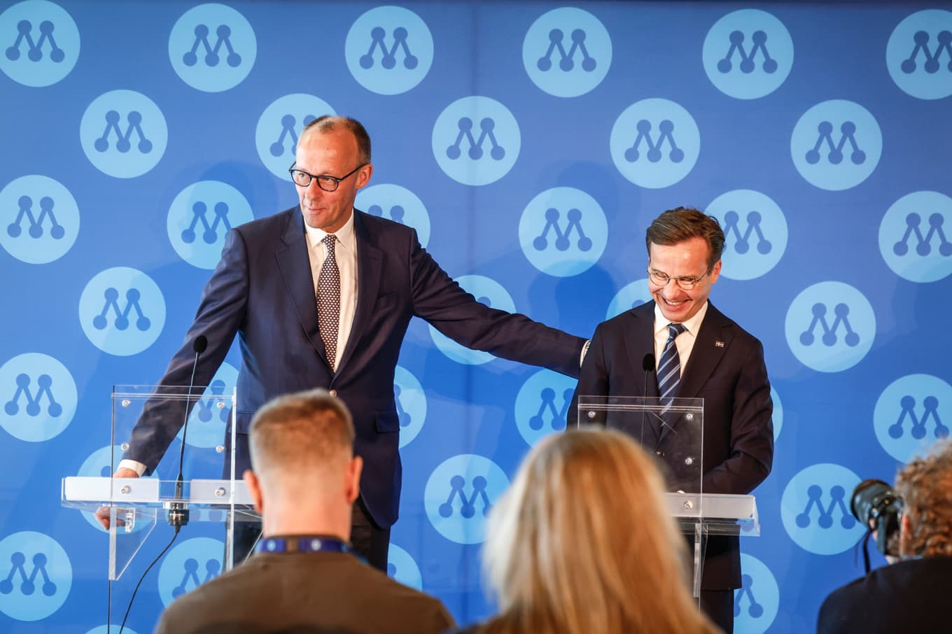 Friedrich Merz, CDU:s ordförande och Tysklands förbundskansler, och M:s partiledare och Sveriges statsminister Ulf Kristersson håller en gemensam pressträff under M:s valkonvent. Foto: Stefan Jerrevång/TT