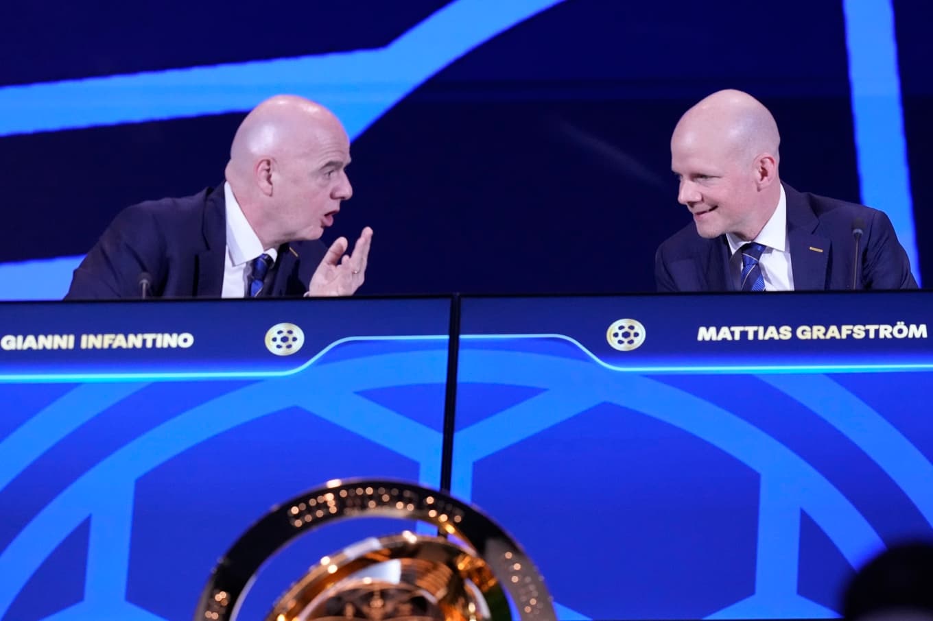 Fifas ordförande Gianni Infantino (till vänster) och förbundets svenske generalsekreterare Mattias Grafström. Arkivbild Foto: Fernando Calistro/AP/TT