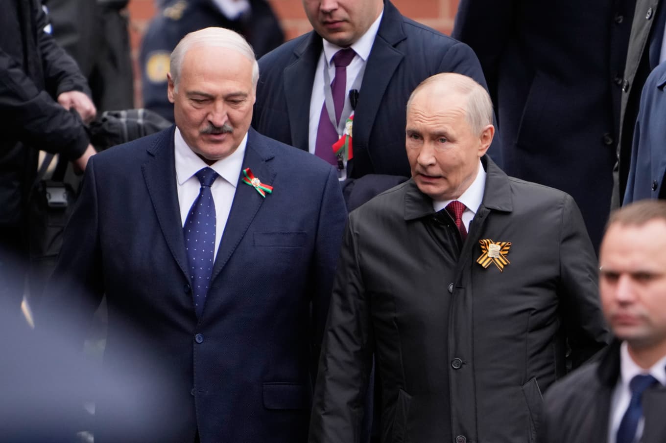 Belarus president Aleksandr Lukasjenko och Rysslands president Vladimir Putin under segerdagen i Moskva den 9 maj. Foto: Pavel Bednyakov/AP/TT