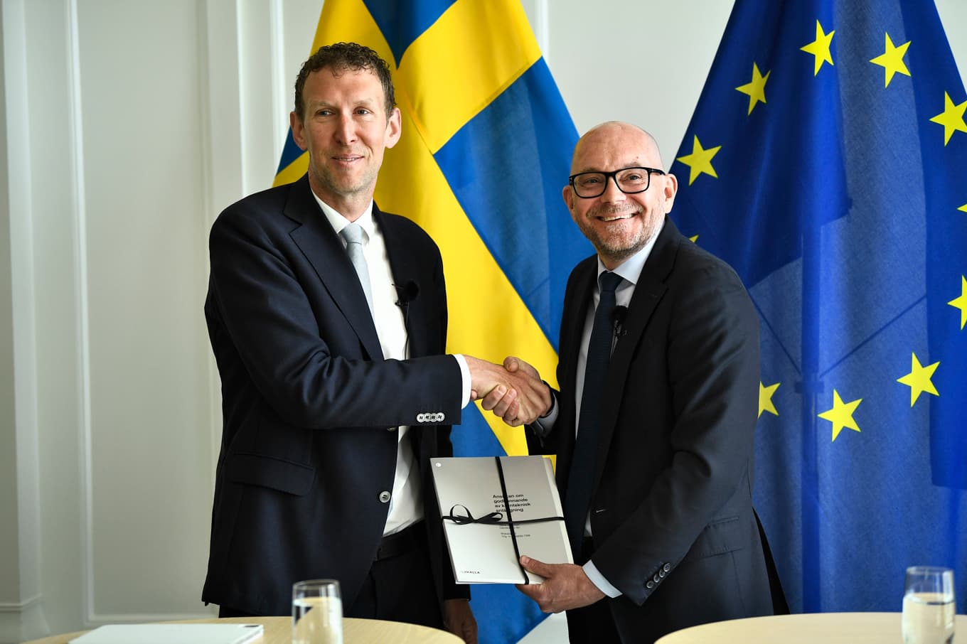 Vd:n för Blykalla Jacob Stedman (till vänster) lämnar över ansökan om en kärnkraftsanläggning norr om Gävle till vikarierande klimat- och miljöminister Johan Britz (L) Foto: Lars Schröder/TT