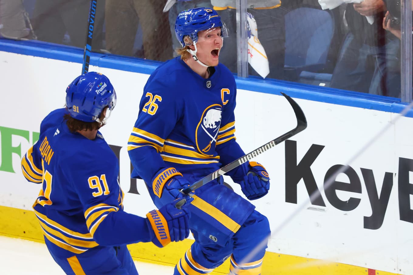 Buffalos Rasmus Dahlin (26) firade efter att ha satt målet som tog laget till förlängning. Foto: Jeffrey T. Barnes/AP/TT