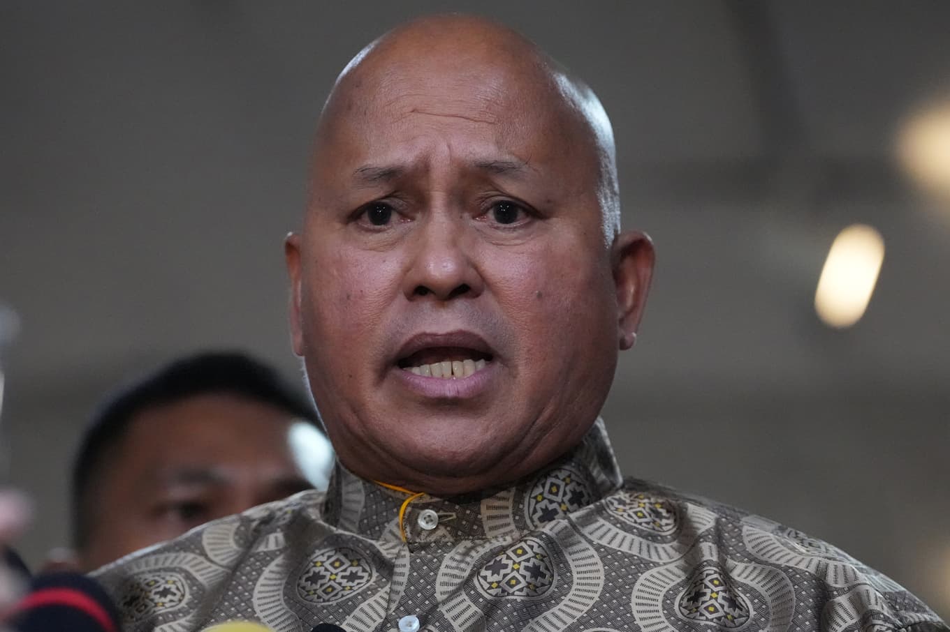 Den filippinske parlamentarikern Ronald dela Rosa talar till reportrar i Pasay, Filippinerna den 13 maj. Foto: Aaron Favila/AP/TT