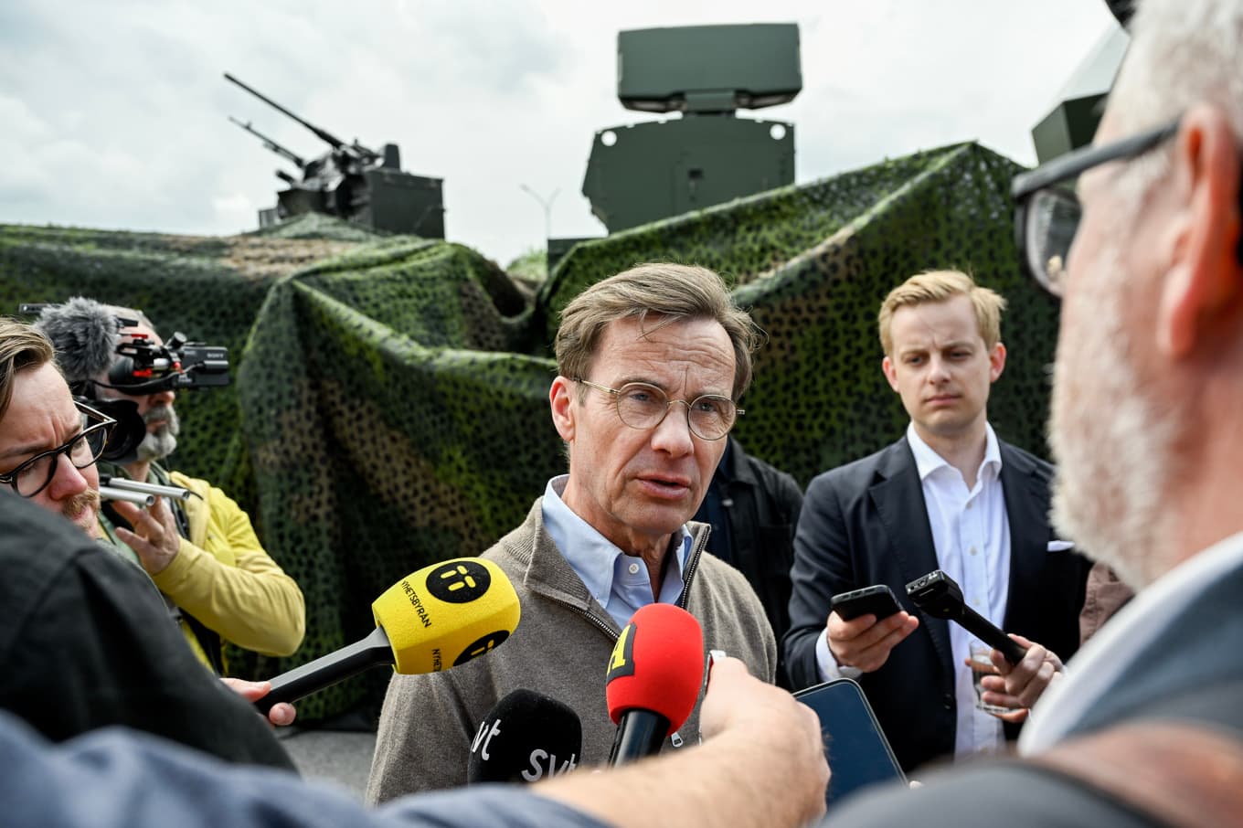 Statsminister Ulf Kristersson (M) pratar med journalister efter presskonferensen med Natos generalsekreterare Mark Rutte. Foto: Johan Nilsson/TT