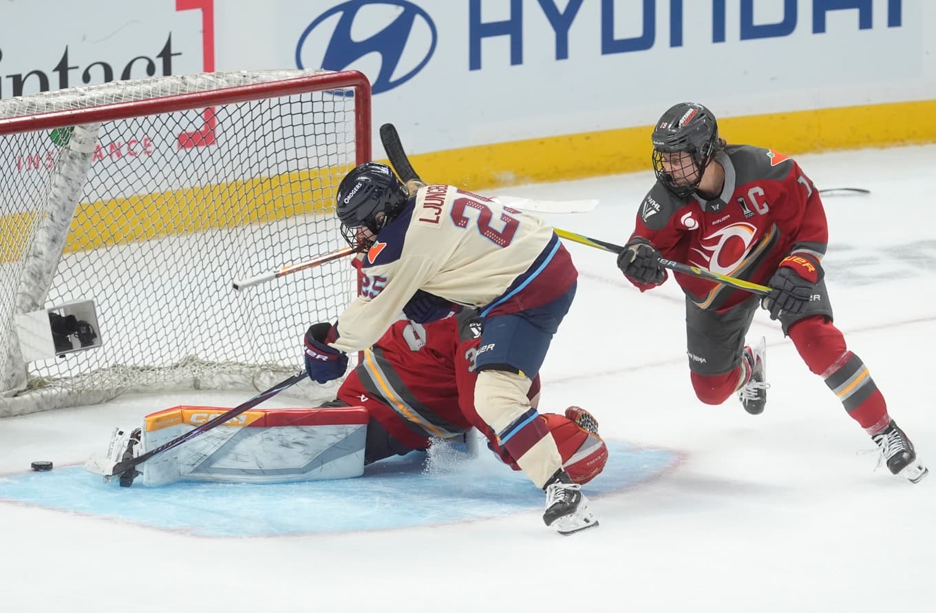 Lina Ljungblom sätter 4–0 i finalmatchen mellan Montreal och Ottawa i PWHL. Foto: Adrian Wyld/AP/TT