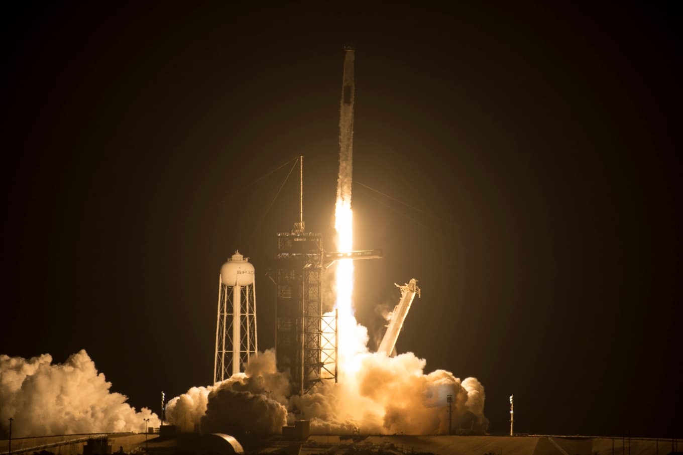 En Space X-raket lyfter från Kennedy Space Center i Florida. Arkivbild. Foto: Aubrey Gemignani/AP/TT