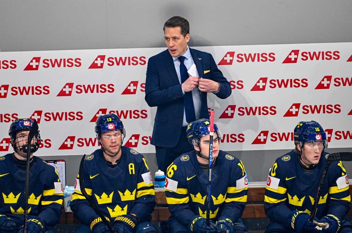 VM i Schweiz är Sam Hallams sista mästerskap som förbundskapten. På lördagen väntar Norge i gruppspelet. Foto: Anders Wiklund/TT