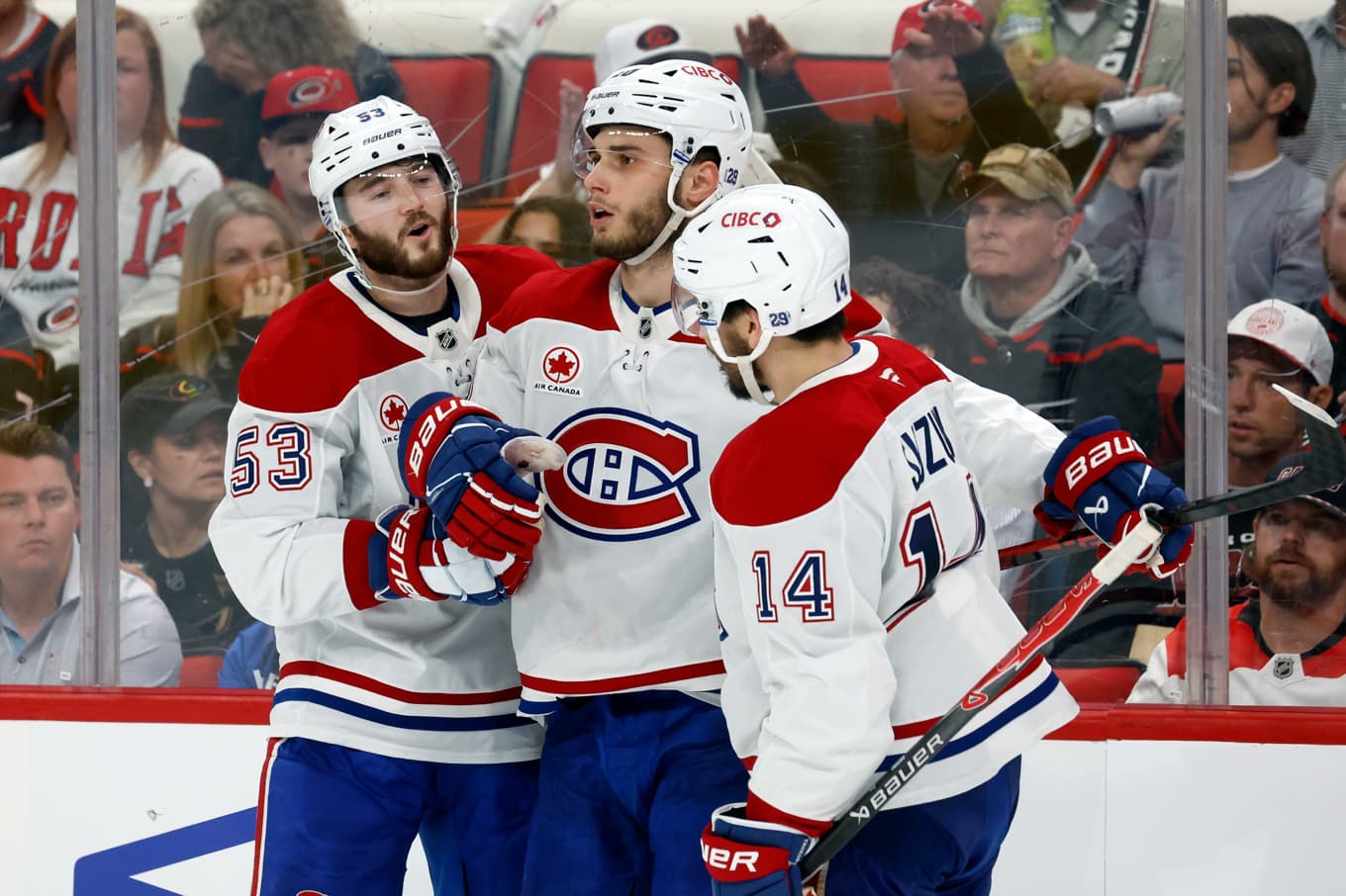 Montreals Juraj Slafkovsky (mitten) firar ett av sina mål tillsammans med lagkamraterna Nick Suzuki (14) and Noah Dobson (53) i segermatchen mot Carolina. Foto: Karl B DeBlaker/AP/TT