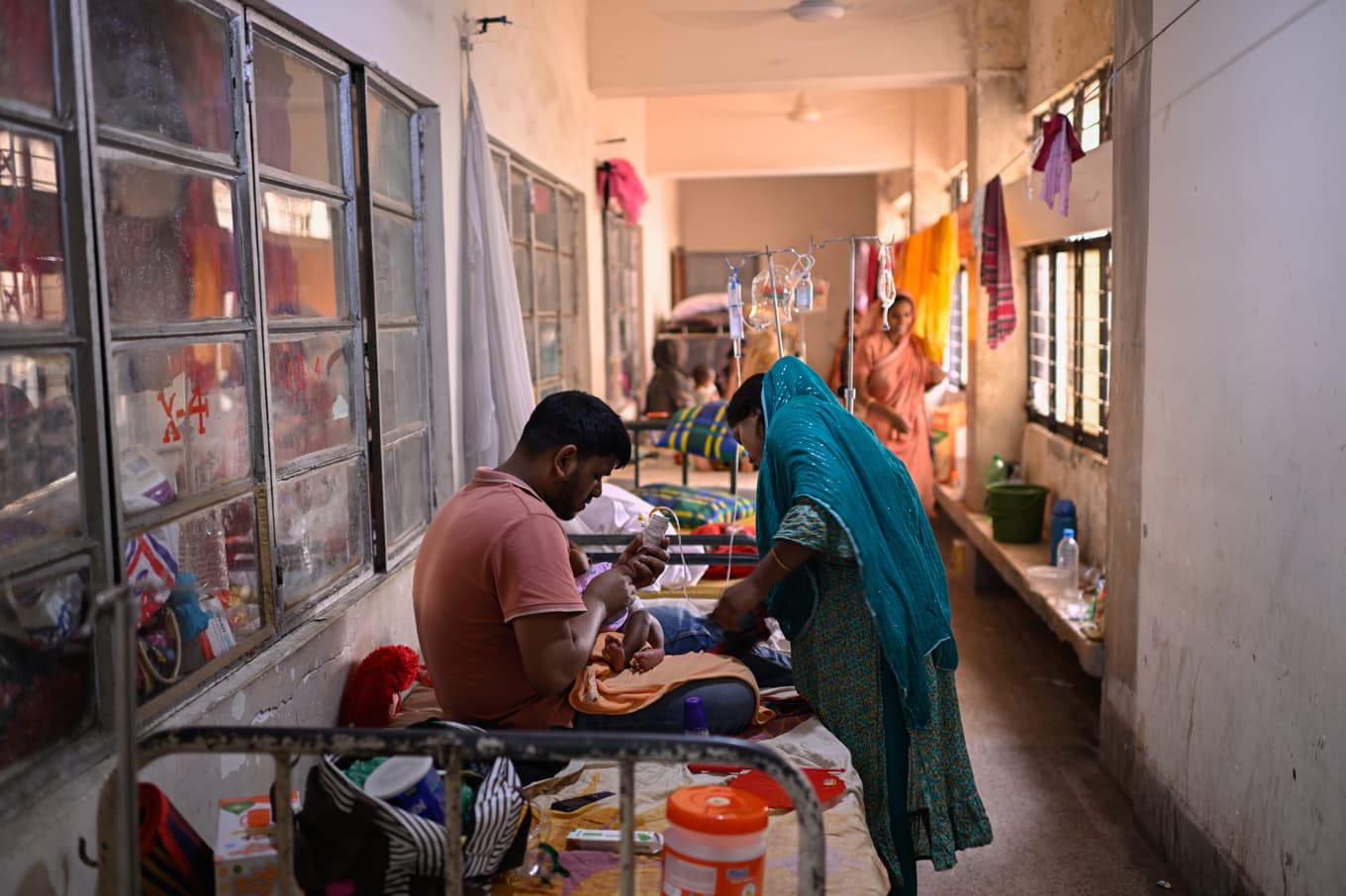 Föräldrar till ett barn som behandlas för mässlingen på ett sjukhus för infektionssjukdomar i Bangladeshs huvudstad Dhaka. Foto från april. Foto: Mahmud Hossain Opu/AP/TT