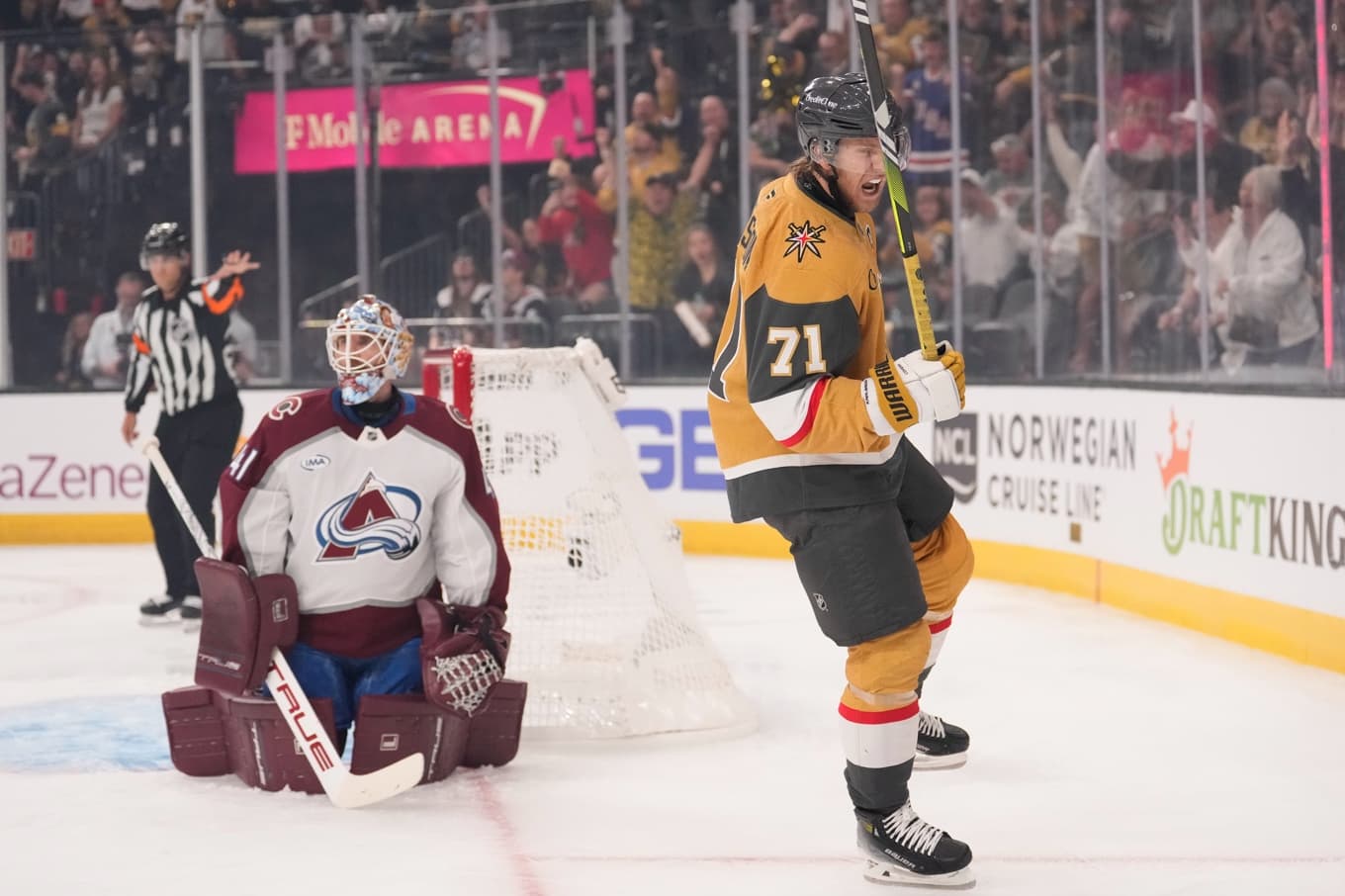 Vegas William Karlsson firar sitt mål i matchens andra period. Foto: Mark J. Terrill/AP/TT