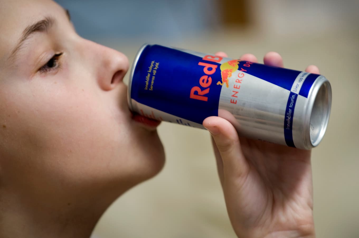En tredjedels burk energidryck med mycket koffein. Mer än så bör ungdomar inte dricka per dag, enligt Livsmedelsverkets nya råd. Arkivbild. Foto: Claudio Bresciani/TT