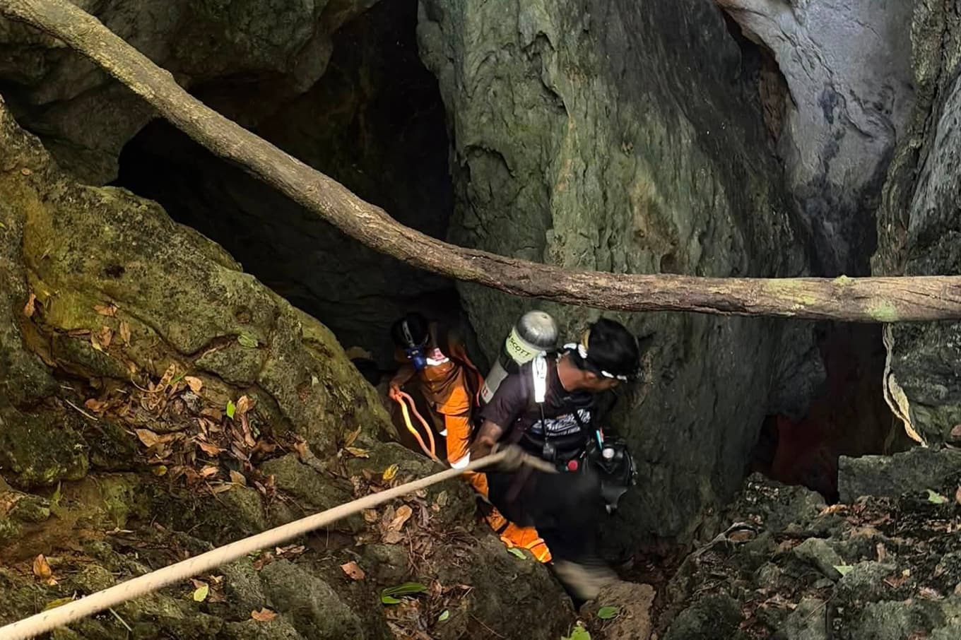 Räddningsarbetare på plats vid grottan i provinsen Xaisomboun i Laos på tisdagen. Foto: Metta Tham Rescue Kalasin via AP/TT
