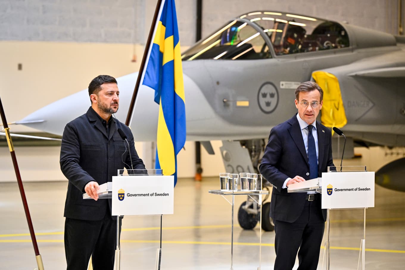 Ukrainas president Volodymyr Zelenskyj (till vänster) och Sveriges statsminister Ulf Kristersson (M) på pressträffen i Uppsala. Foto: Christine Olsson/TT