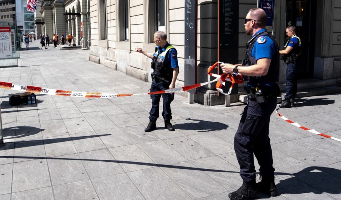 Polis vid avspärrning efter ett knivdåd i Schweiz. Foto: Claudio Thoma/Keystone via AP/TT