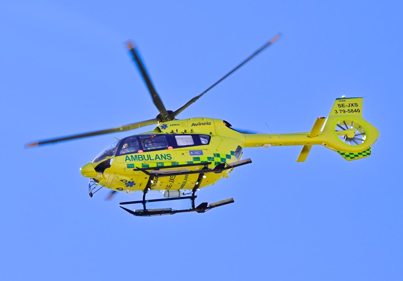 Ambulanshelikopter tillkallades efter olyckan. Arkivbild. Foto: Jonas Ekströmer/TT