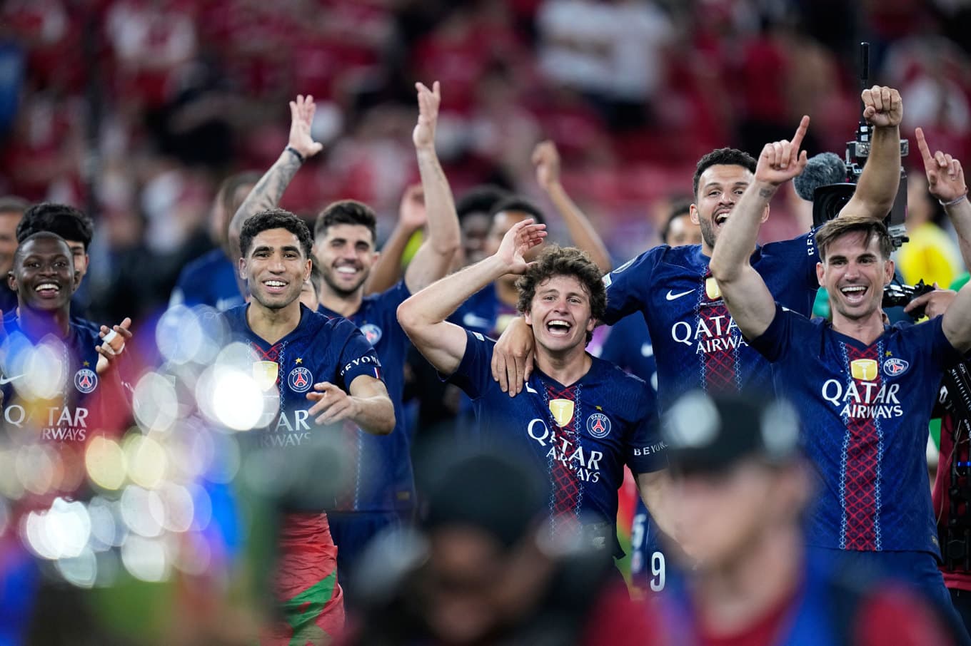 Jubel i Paris SG efter andra raka Champions League-titeln. Foto: Petr Josek/AP/TT