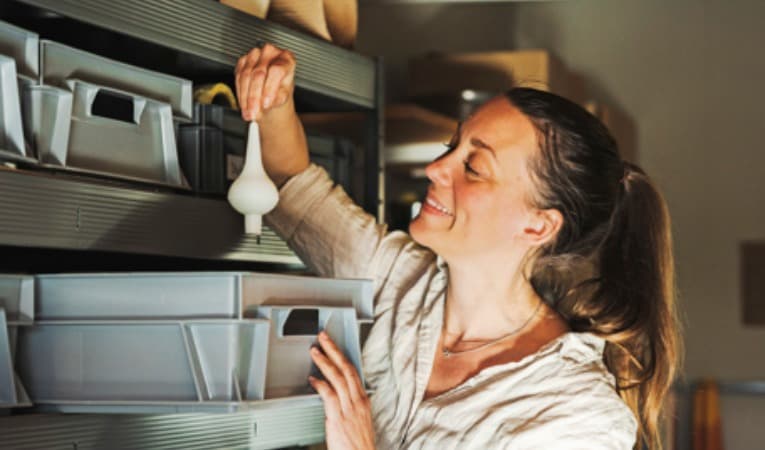 Charlotte Uebel stöper alla sina ljus för hand. Efter tusentals timmar i verkstaden har kunskapen flyttat från huvudet till händerna.
Foto: Lovisa Furubo