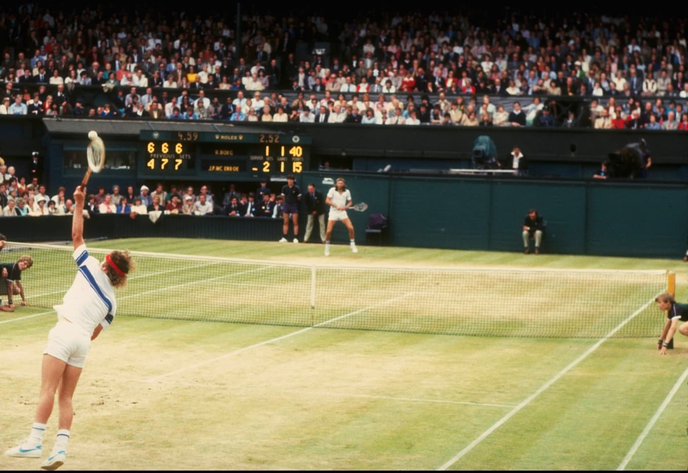 McEnroe skapade den paus han behövde samtidigt som han fick sin motspelare ur balans. Men det fungerade inte på Björn Borg, skriver Joakim Karlsson. Foto: Tony Duffy/Alls