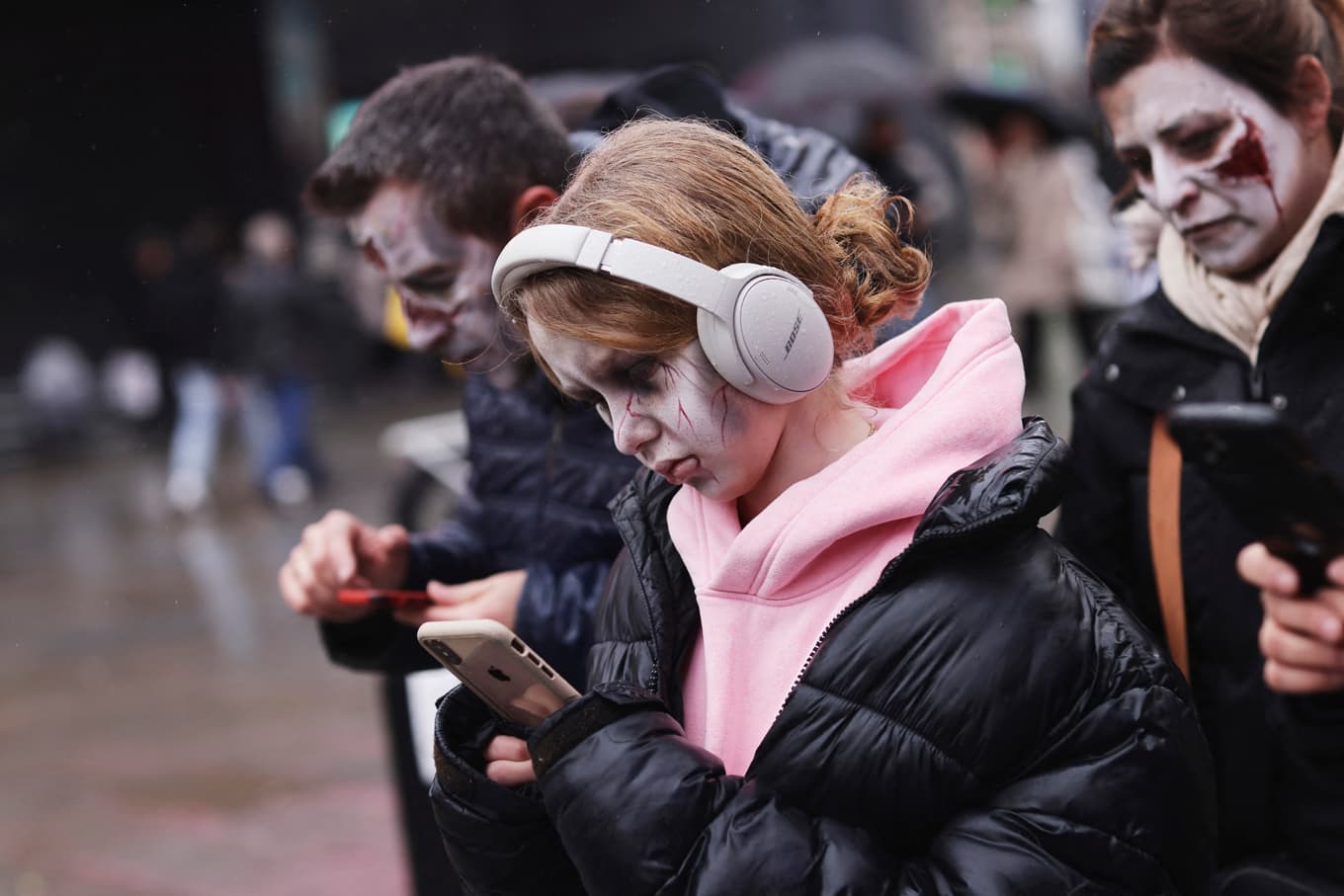 Rörelserna var långsamma och frånvarande likt zombiers, skriver Holmgren.
I det globala initiativet
”Off February” stänger deltagarna av sina sociala medier i en månad.
Foto: Oscar DEL POZO/AFP via Getty Images